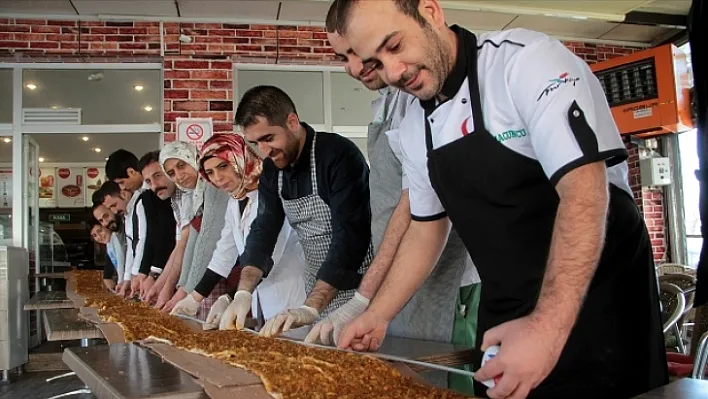 Rekor peşindeki ustadan 34 metrelik lahmacun