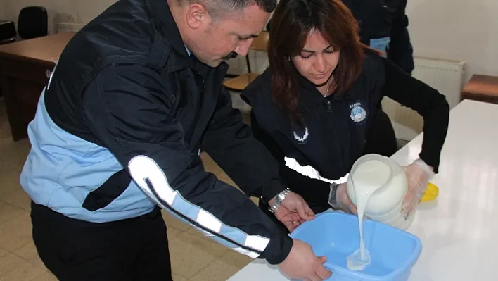 Dilenciler bunu da yaptı, sütün içinden para çıktı