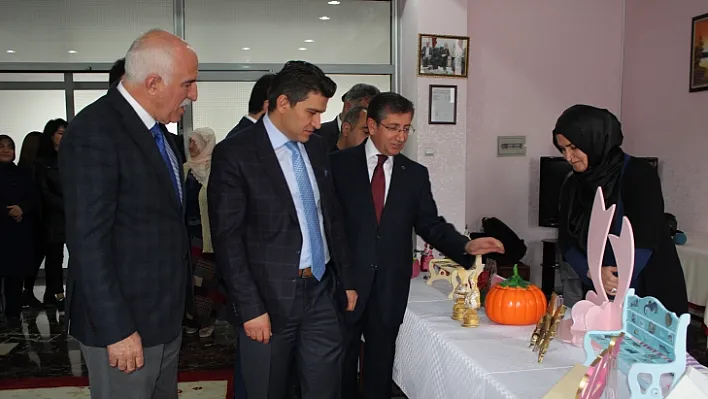 Huzur evi sakinleri, el emeklerini sergiledi