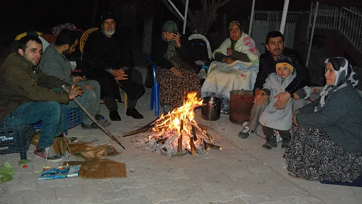 Adıyamanlılar geceyi dışarıda geçiriyor