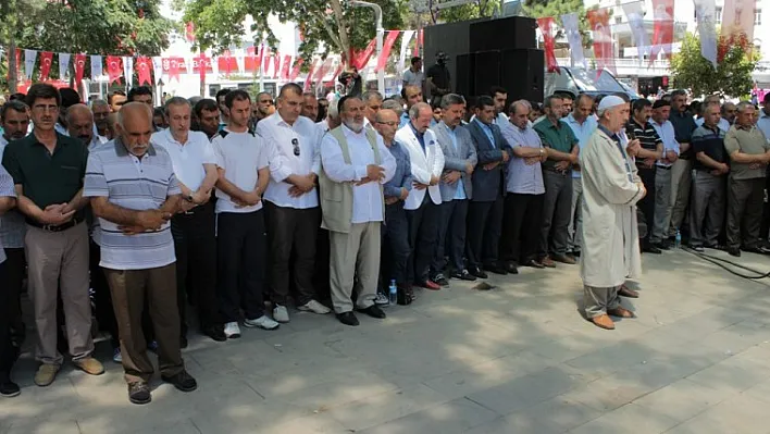 Darbe şehitleri için gıyabi cenaze namazı kılındı