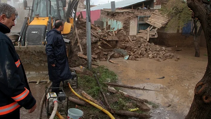 Yazıkonak'ta evleri su bastı, araçlar yolda kaldı