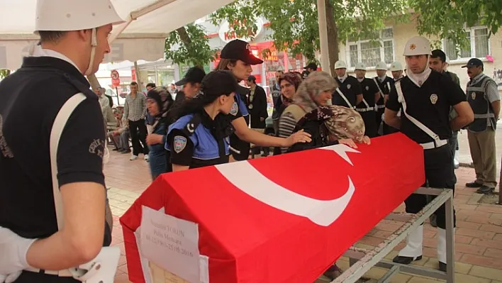 Kalbine yenik düşen polis memuruna son görev