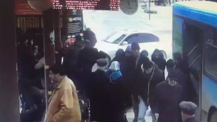 Buzda kayan otomobil otobüs durağına daldı: 1 ölü, 1 yaralı