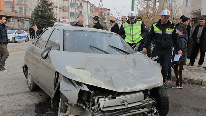 Öğrenci servisi ile otomobil çarpıştı: 2 yaralı