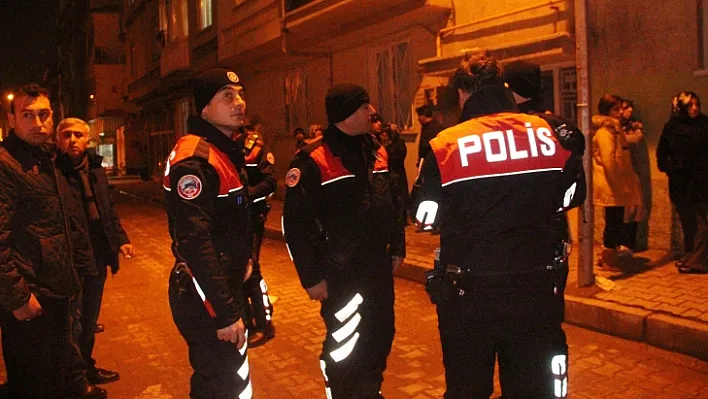 Polis yaralı kadını alevlerin arasından kurtardı