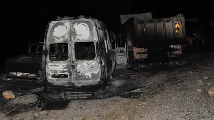 Tunceli'de PKK'lı teröristler 6 aracı yaktı