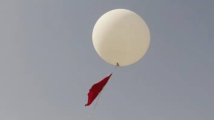 Şehitler anısına gökyüzüne meteoroloji balonu bırakıldı