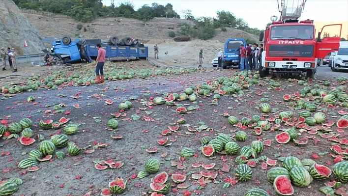 Karpuz yüklü kamyon devrildi: 2 yaralı