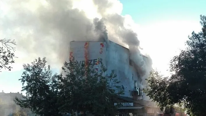 3 katlı iş yeri alevlere teslim oldu