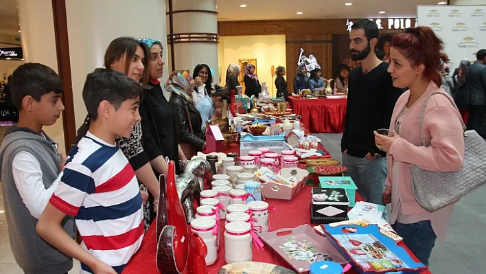 Koruma altındaki çocukların el emekleri sergilendi