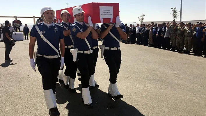 Görevi başında vefat eden polis memuru toprağa verildi