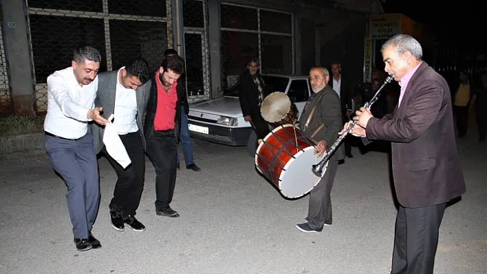 Üç günlük yasın ardından davul ve klarnetle sesiyle uyandılar