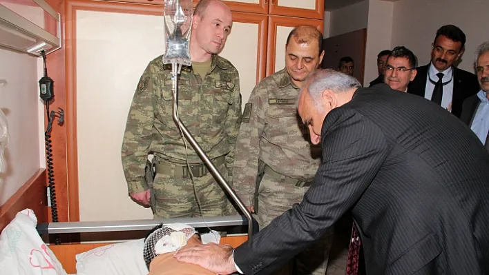 Vali Zorluoğlu'ndan yaralı askere ziyaret