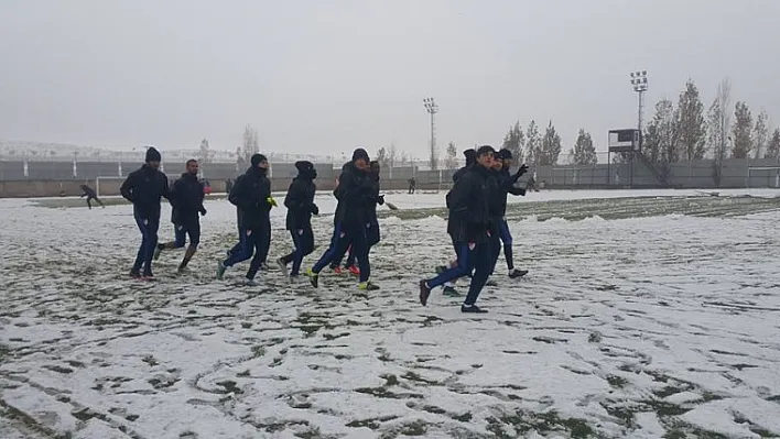 Elazığspor kar altında hazırlıklarını sürdürüyor