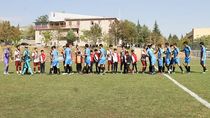 Geleceğin minik sporcu adayları futbol sahasında