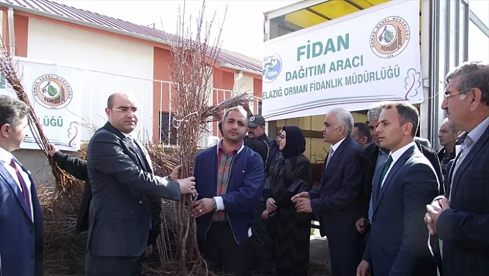 Keban'da badem fidanı dağıtıldı