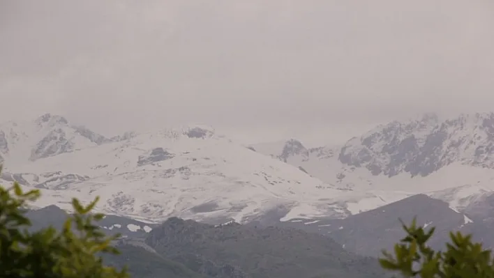 Tunceli'de yüksek kesimlere kar yağdı