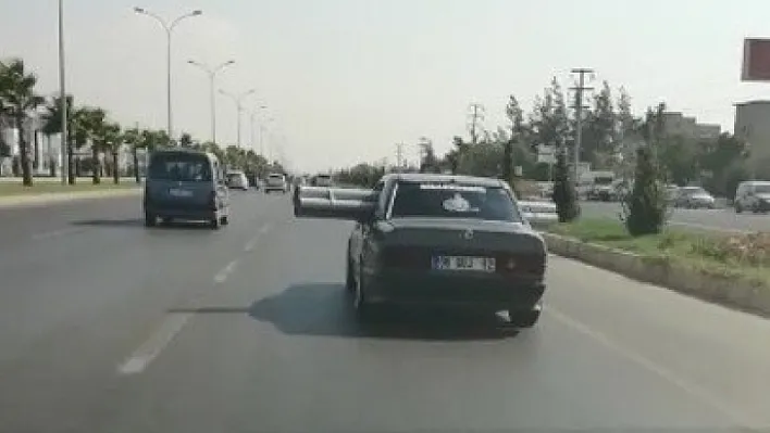 Boru taşıyan otomobil trafiği tehlikeye düşürdü