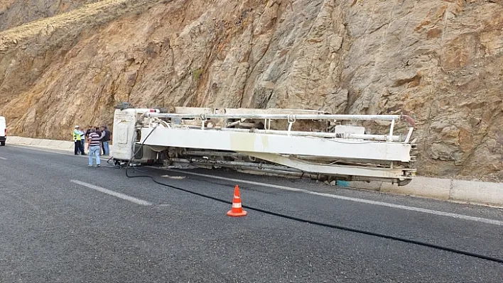 Beton pompası aracı devrildi