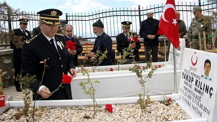 Şehit polislerin kabrini, meslektaşları ve aileleri ziyaret etti