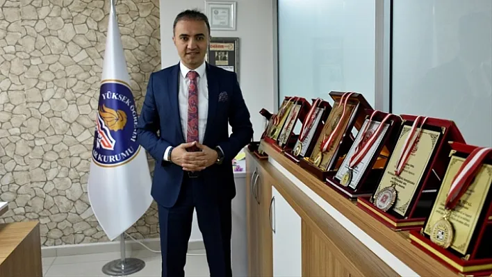 Yurtta müdür sahada hakem