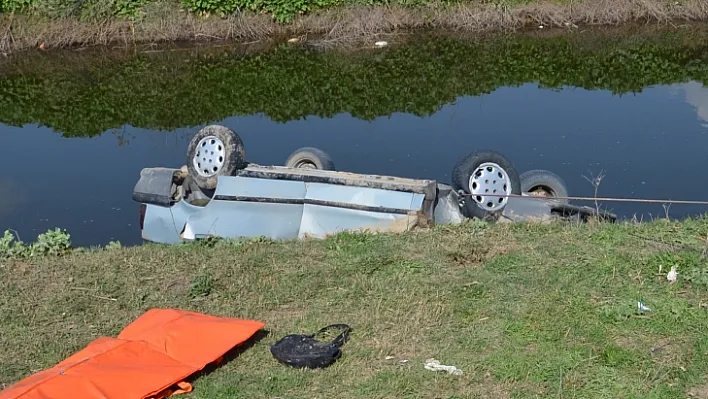 Lastiği patlayan otomobil kanala uçtu: 2 ölü, 1 yaralı