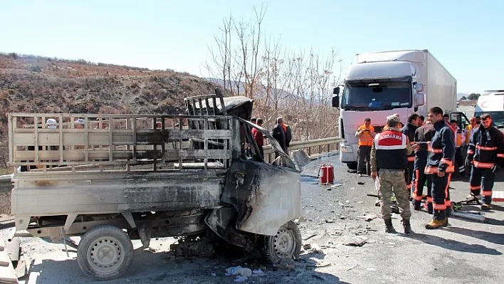 TIR'a çarpan kamyonet yandı: 1 ölü
