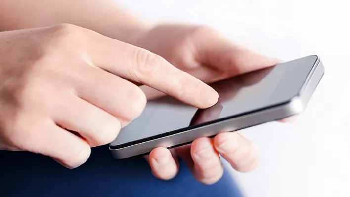 Uzun süreli cep telefonu kullanımı göz sağlığını tehdit ediyor