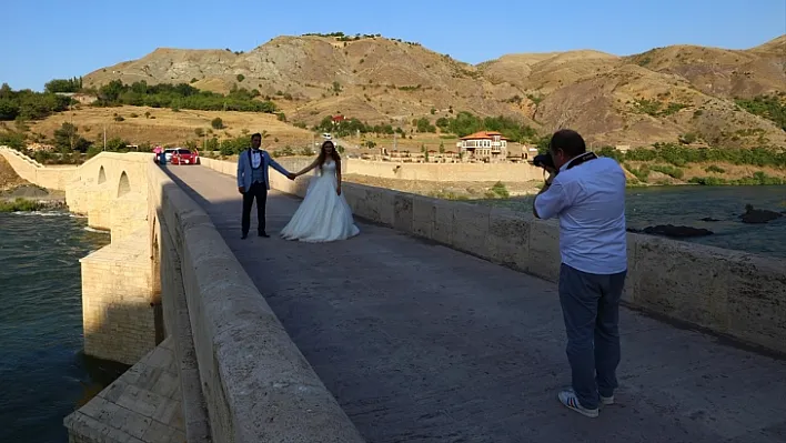 Palu Köprüsü düğün fotoğrafçılarının mekanı oldu