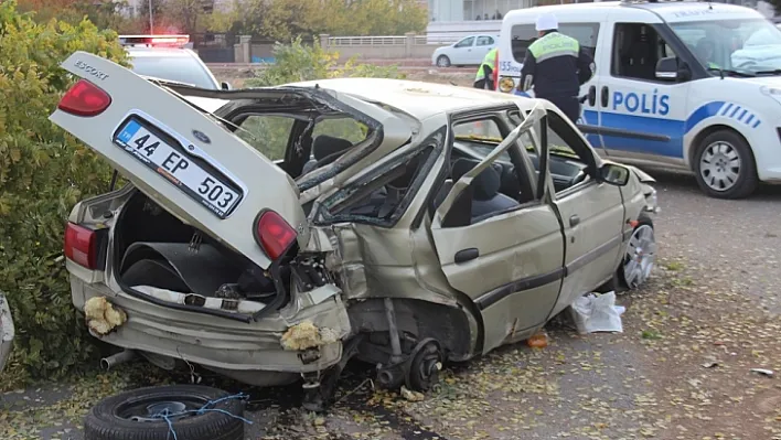 16'lık sürücü refüje çarptı: 4 yaralı