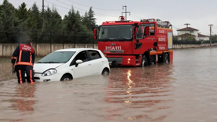 Sağanak etkili oldu, bazı araçlar mahsur kaldı