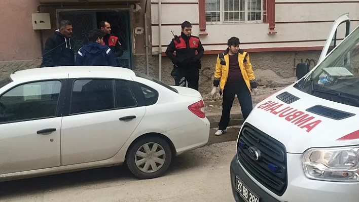 Evine benzin döktü, facia yaşanmadan polis müdahale etti