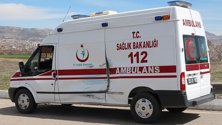 Ambulans ile kamyonet çarpıştı!  3 yaralı