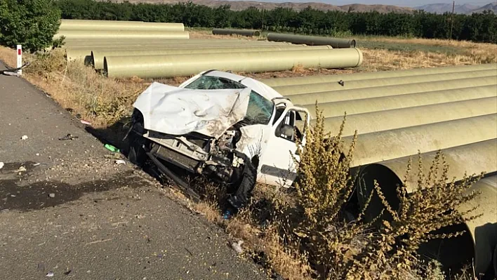 Elazığ plakalı hafif ticari araç kaza yaptı: 3 yaralı