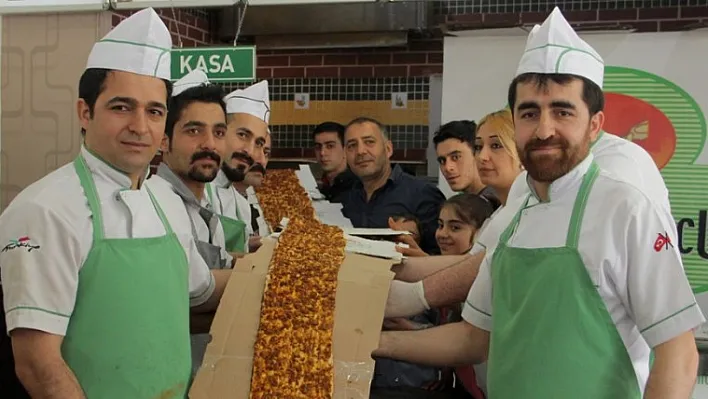 Rekor denemesi için 23 metre lahmacun yaptılar