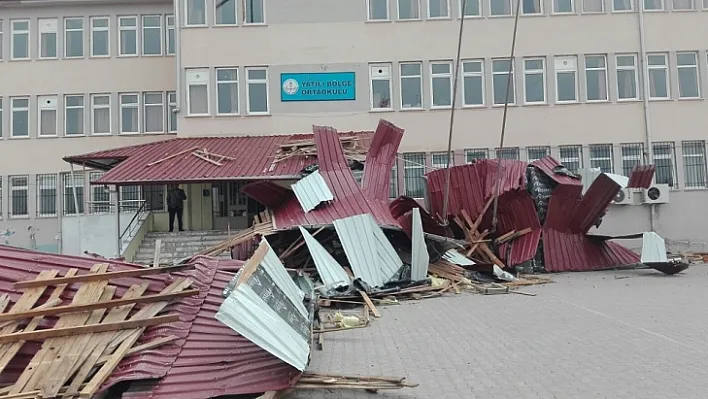 Fırtına çatıları uçurdu, hafta sonu olması faciayı önledi