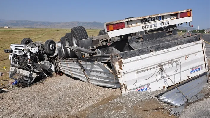 Elazığ plakalı kum yüklü TIR devrildi: 1 ölü