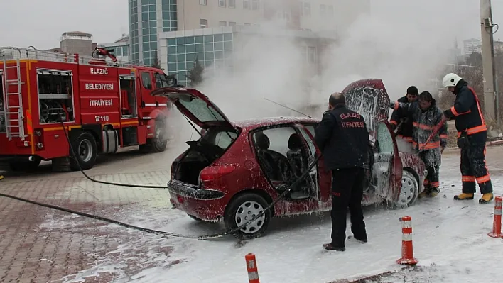 Seyir halindeki otomobilde yangın çıktı