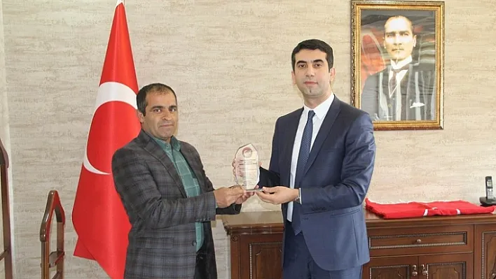 Kaymakam Kazez'e plaket