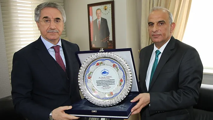 Maliyeye borcu olmayan, Elazığ Belediyesine plaket