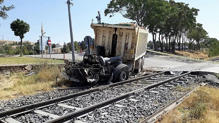 Freni patlayan kamyon trene çarptı