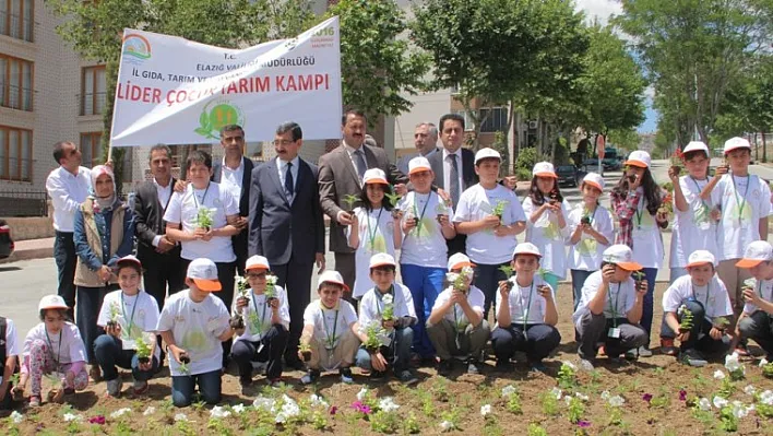 Çocuklar tarım kampında