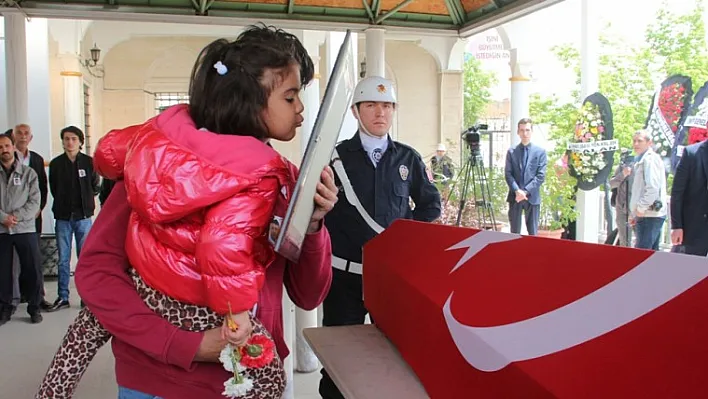 Şehidin kızı babasını öperek uğurladı