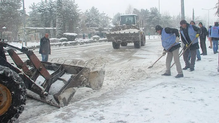 Elazığ'da köy yolları kapandı!