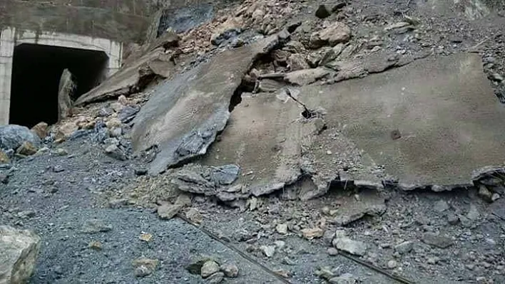 Demir yoluna heyelan düştü