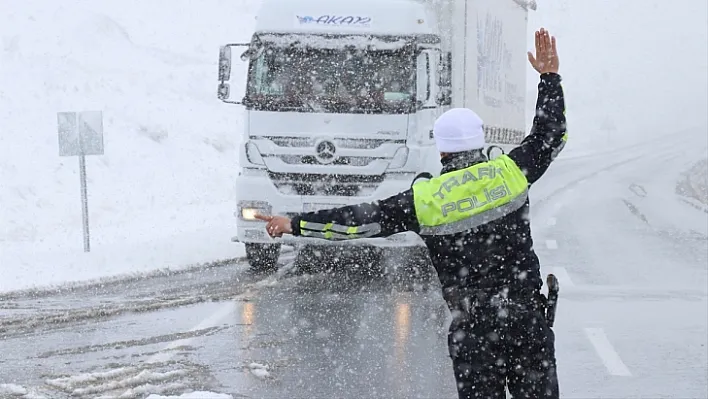 Erzurum'da kar ve tipi nedeniyle araçlar yolda kaldı