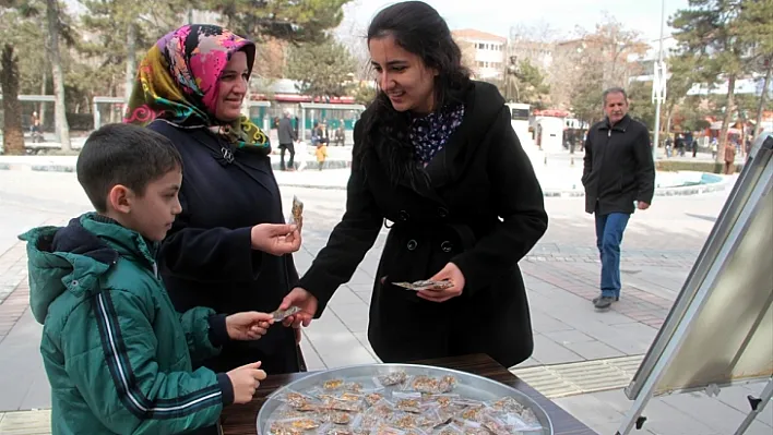 Üniversiteliler 'sevgi tohumu' dağıttı