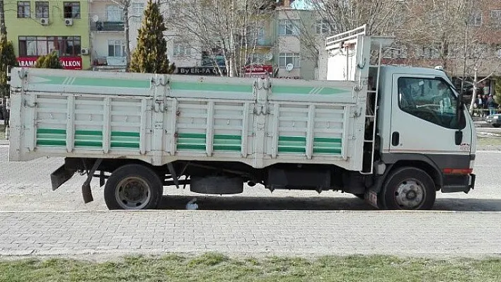 Kamyonet altında şüpheli paket