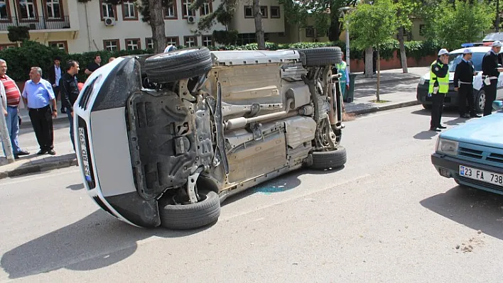 Zübeyde Hanım Caddesi'nde otomobil devrildi